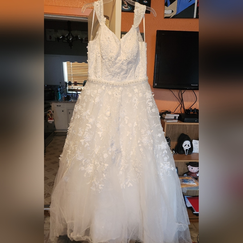 Elegant White Floral Lace Gown